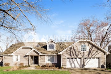 1122 E Sleepy Hollow Dr Olathe, KS 66062